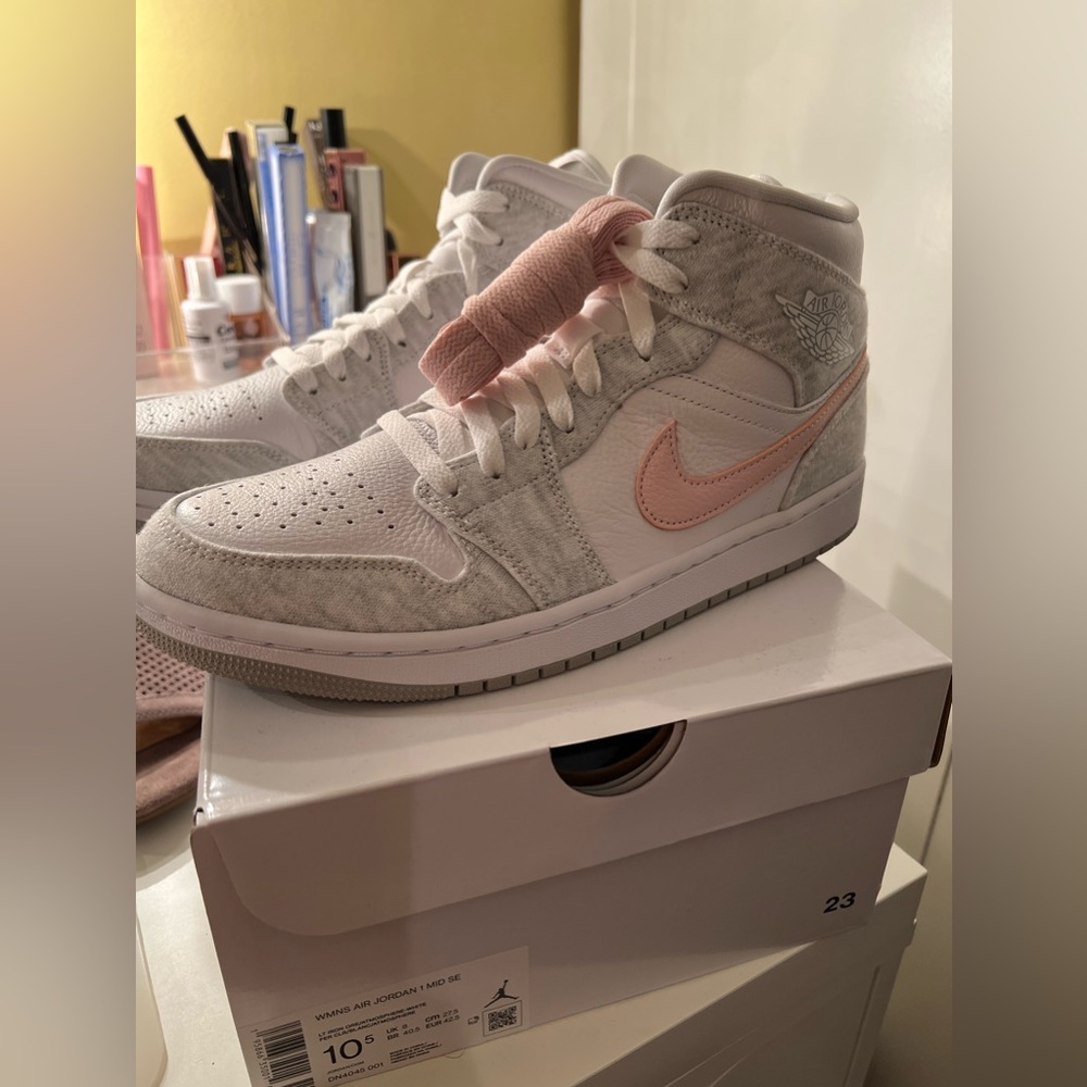 Women’s Air Jordan 1 mid se size 10.5